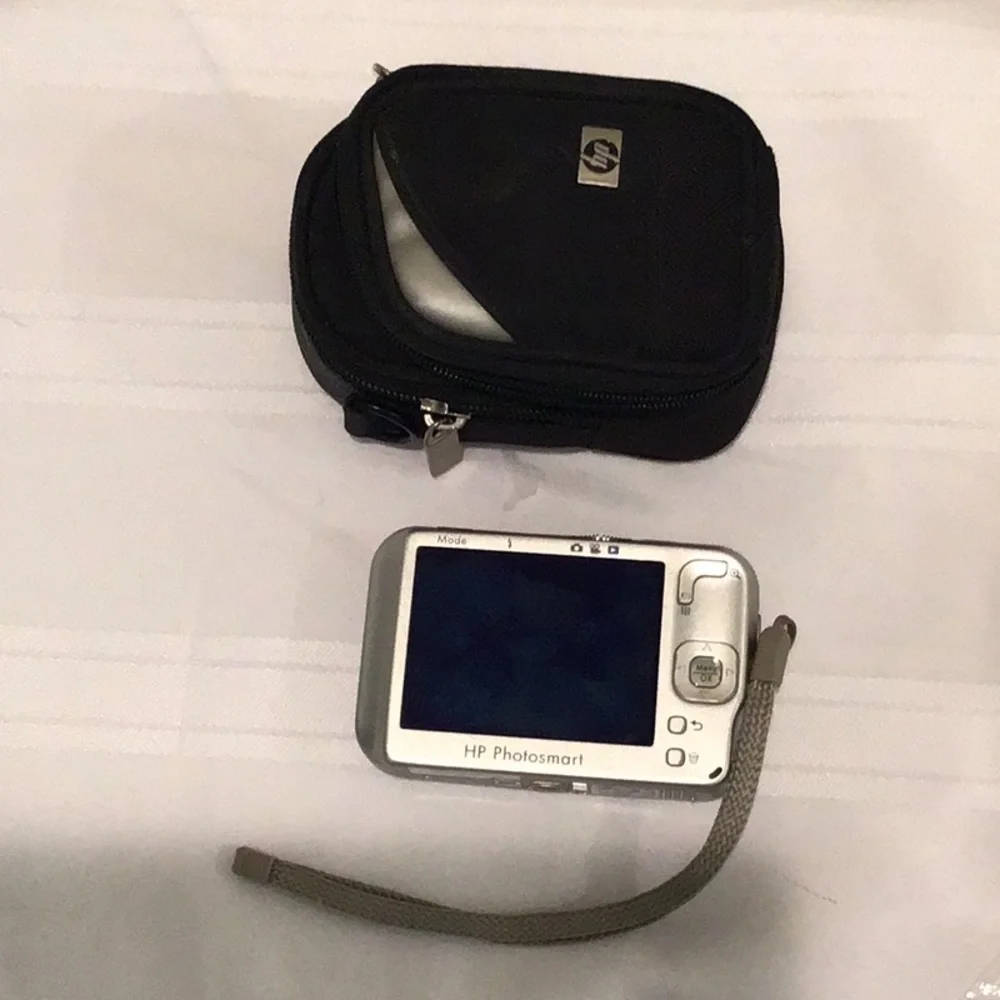 HP Photosmart Digital Camera with Black Case camera only for parts untested